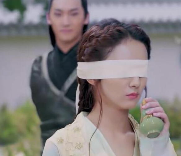 杨幂在《三生三世》里的"白浅,她被夜华挖走眼睛后用白布蒙眼的那个
