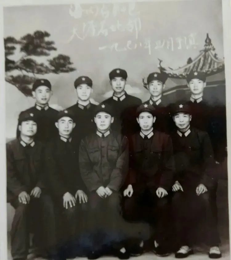 "解放军80504部队"的字样 尽管照片已经变得斑驳 可是依然能够看出孙