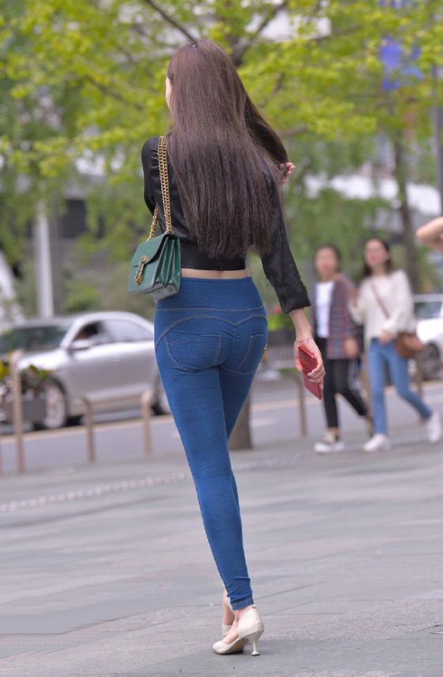 路人街拍:爱穿牛仔裤的小姐姐,一定对自己充满自信心?