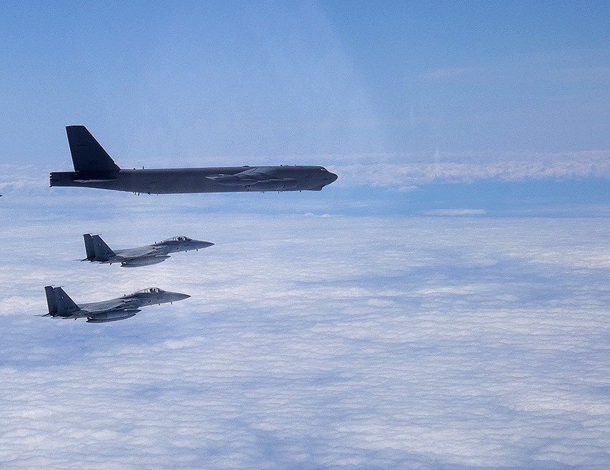 美军B-52H轰炸机飞越日本海，与十余架日本战机联合演练