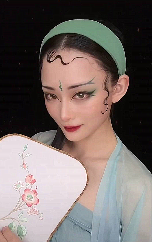 眼镜妹仿妆"古风小青",被吐槽这大脑门,成品一出:是心动的感觉!