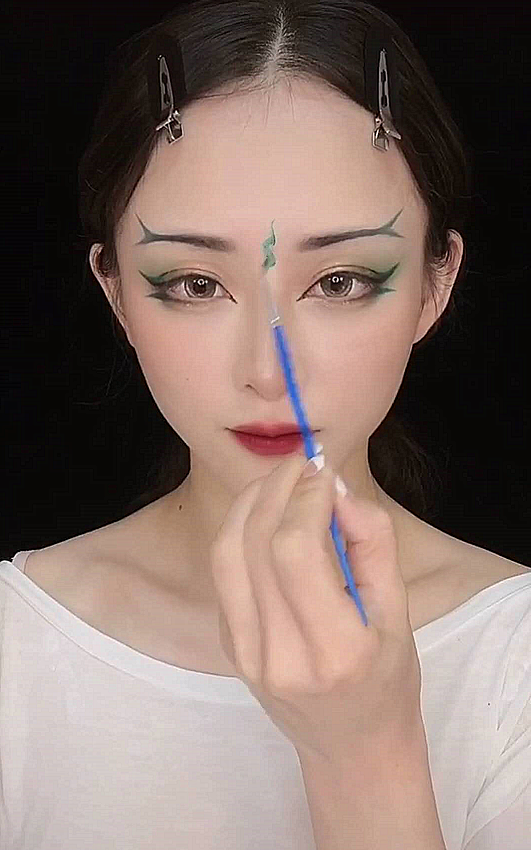 眼镜妹仿妆"古风小青",被吐槽这大脑门,成品一出:是心动的感觉!