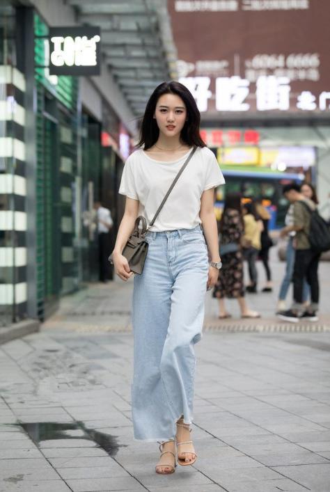 搭配一条浅蓝色的牛仔阔腿裤,显得十分时髦有气质.