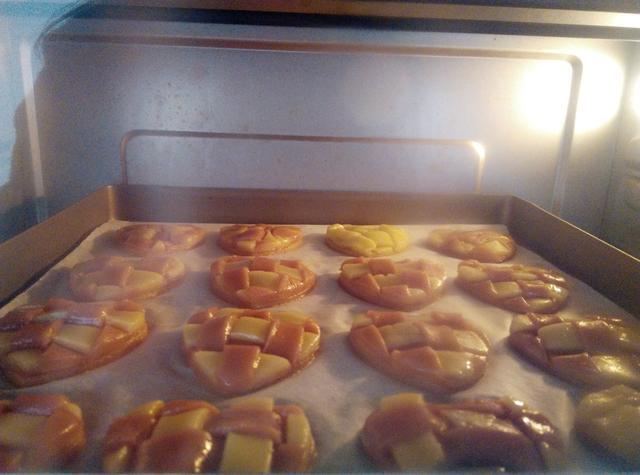 第十六步:饼干放入烤箱中层160度烤22分钟,上色后可以加盖锡纸,烤熟后