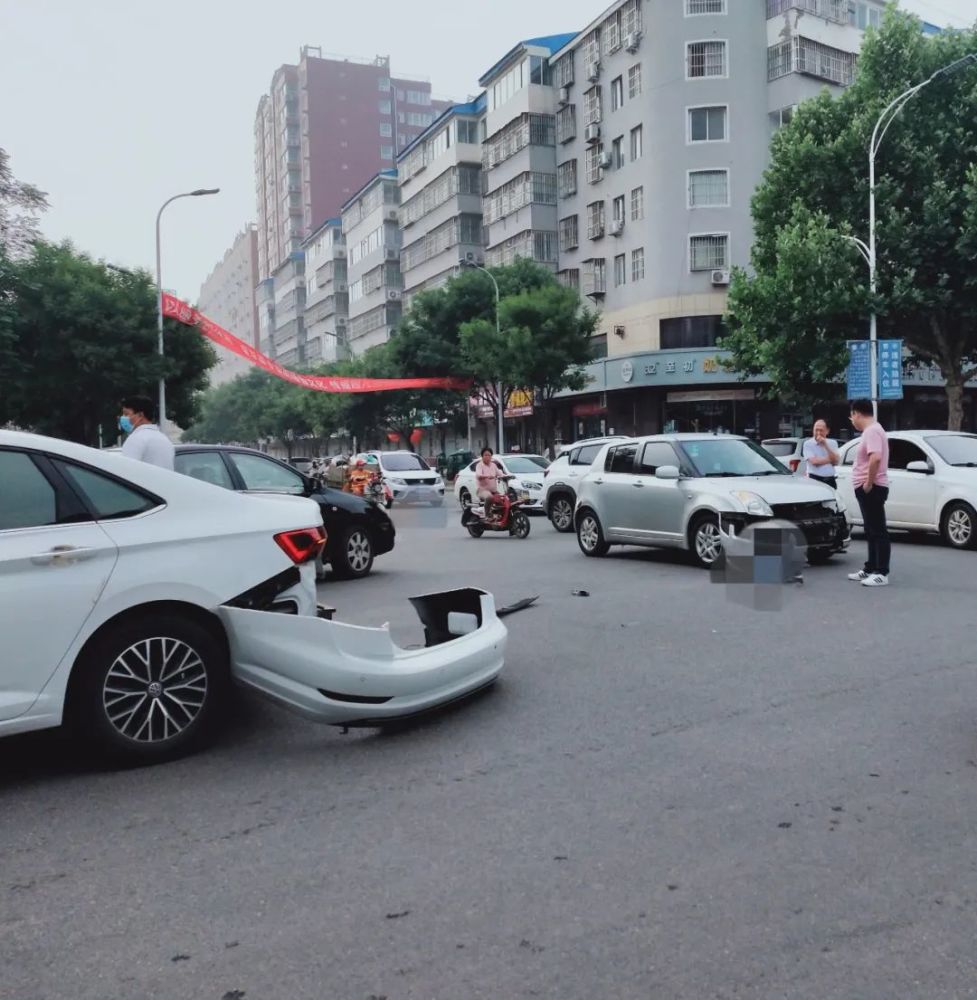 大名十字路口发生交通事故,文明行车多注意!