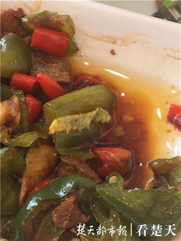 老乡鸡饭菜里吃出一只虫子，店方提出十倍赔偿，顾客索赔2000元