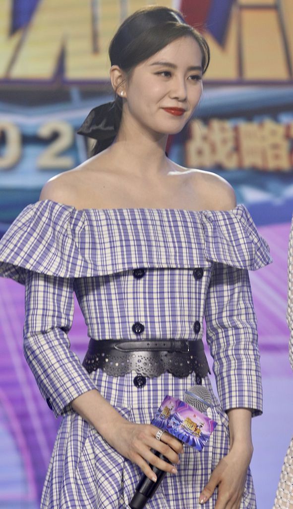 刘诗诗化身法式公主秀"天鹅颈" 生图抗打颜值甜美似