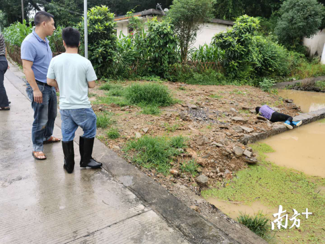 救灾途中勇救落水妇女,阳山群众送锦旗感谢连南寨岗