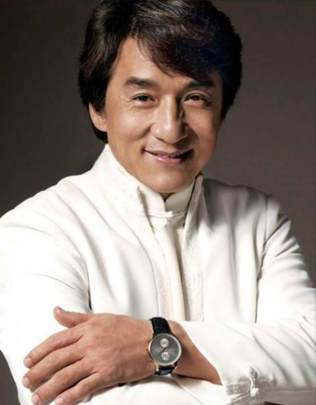 不需要通过和成龙的搭档,来获得大众的关注,可能这也是天王级别的演员