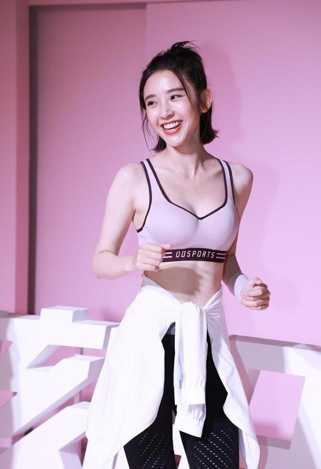 唐艺昕旧照曝光,上帝吻了她的脸,给她"不知火舞的腿"