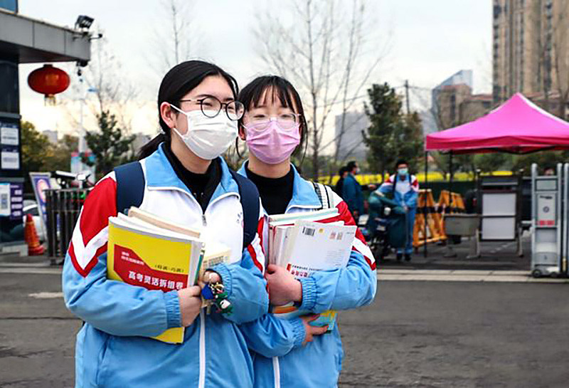 两地再次叫停开学,中小学生放假回家"上网课,高三学生太难了