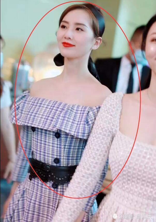 刘诗诗和剧组女演员走在一起,瞬间明白了_腾讯新闻