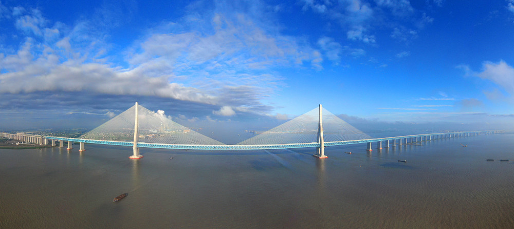 江苏南通:沪通长江大桥通车在即 航拍日出蓝天大桥美丽景色
