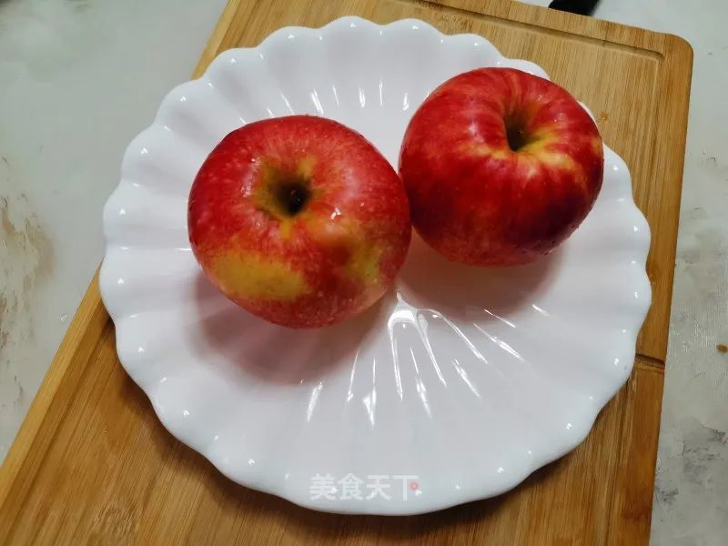 炎炎夏日,家里冰箱里预备好多水果,今天用到的水果有苹果,草莓,樱桃