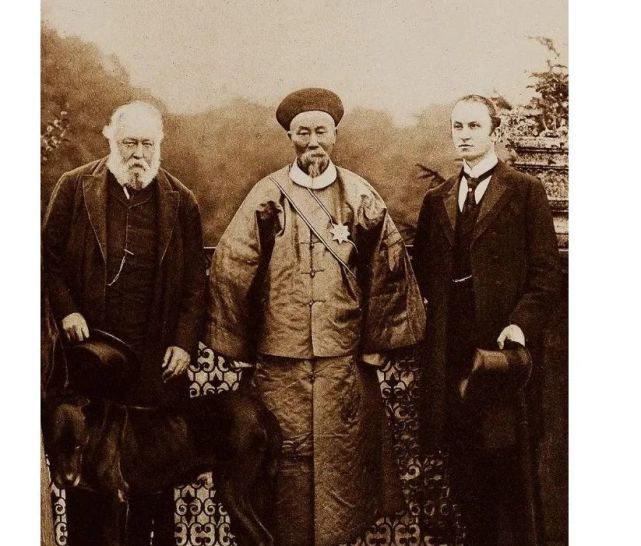 晚清名臣李鸿章的尸骨被挂拖拉机后面示众,遗骸散尽