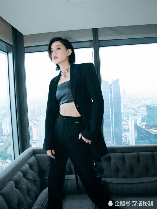李斯丹妮帅气性感look,一身黑色西装搭配黑色皮质裹胸