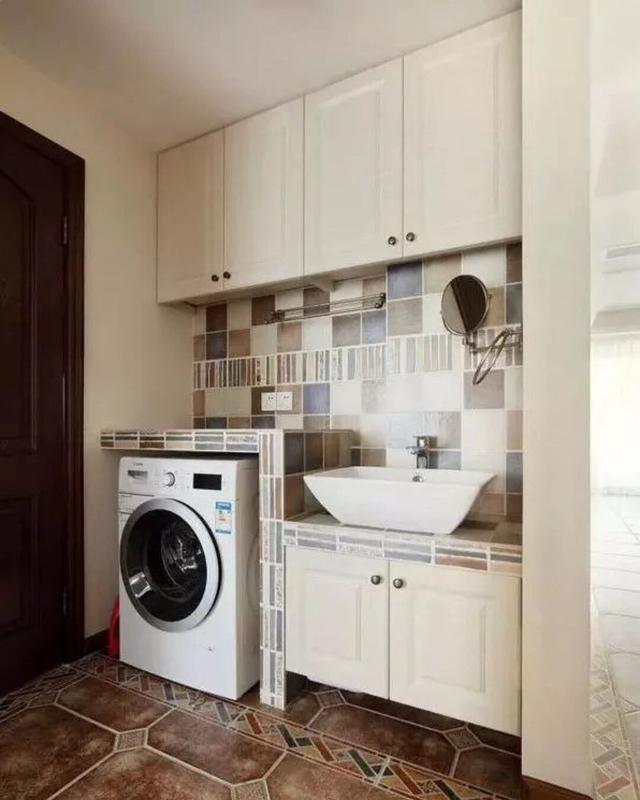 将洗手台和洗衣机的台面设计在一起,贴上马赛克瓷砖,比普通的陶瓷和