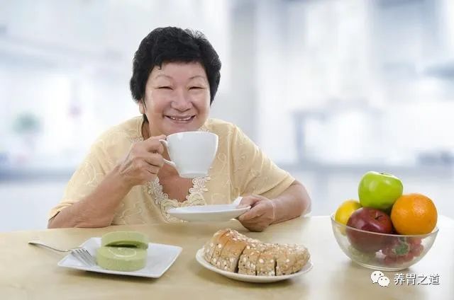 老人吃东西其实是很有讲究的,下面我们就来看看胃酸和胃寒的老人应该