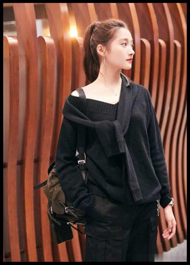 漂亮影视女明星关晓彤黑色服装时尚写真