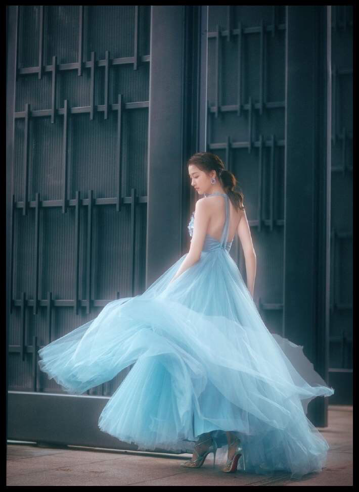 气质优雅大方美女明星关晓彤长裙唯美写真