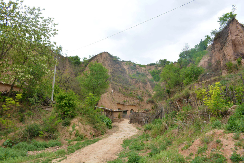 成都周边苍凉的大山风沙大得如陕北却藏有地宝