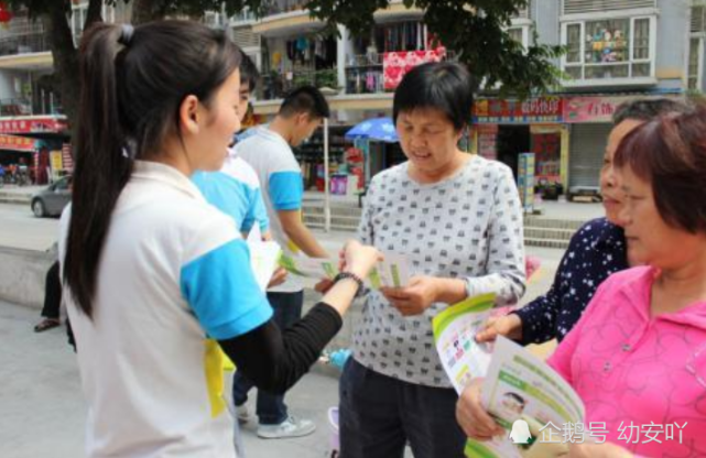 大街上发传单的人,为什么不会"直接扔垃圾桶"?内行人
