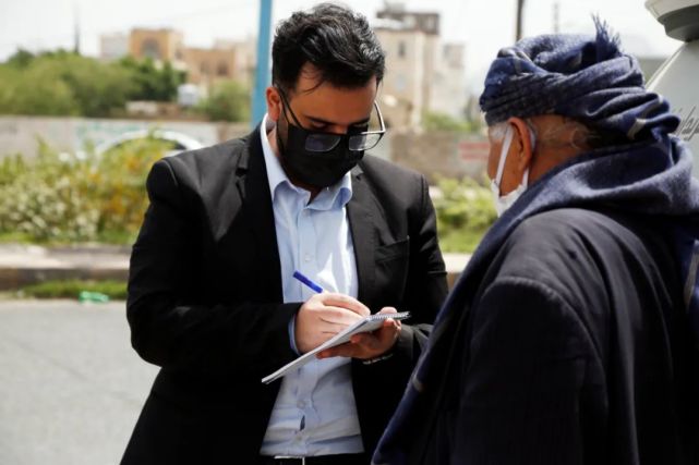 6月10日,医生哈吉在也门首都萨那街头提供免费医疗咨询.