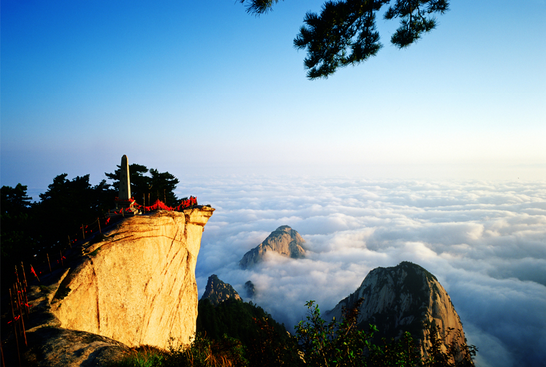 南峰(落雁峰),华山最高峰,也是五岳的最高峰,称为"华山元首",海拔2154