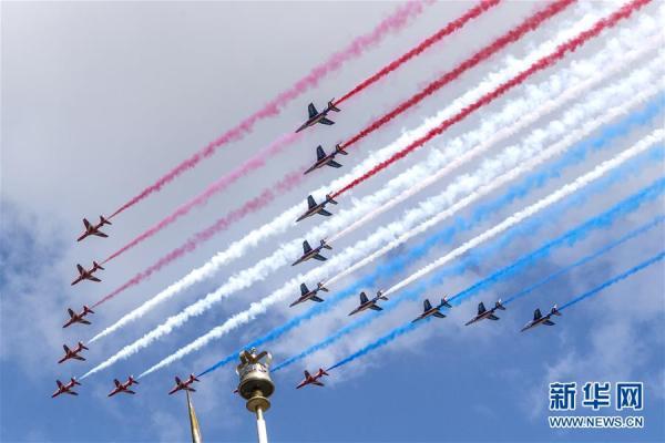 在英国首都伦敦上空联合进行飞行表演,拉出法国国旗的红白蓝三色彩烟