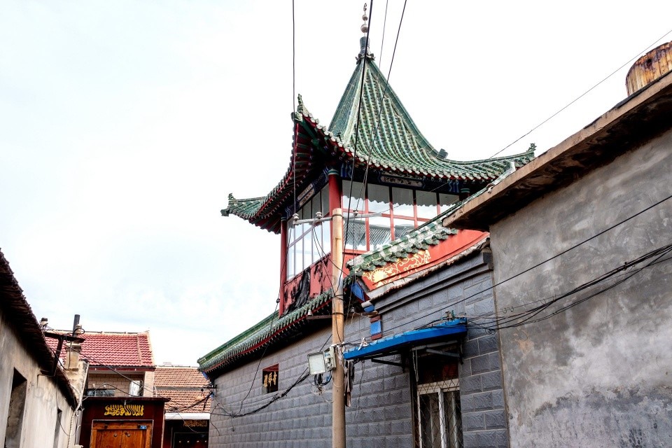 固寺而居:沧州回族多以清真寺为核心居住,居民区内的建国清真寺