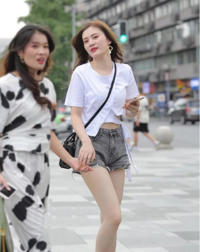 "乒乓球"的6厘米牛仔裤,最精致的辣妈女神,网友:太迷人!