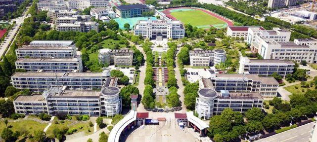 2020年,学校开设建筑工程(建筑工程施工,工程造价,建筑设备安装,建筑