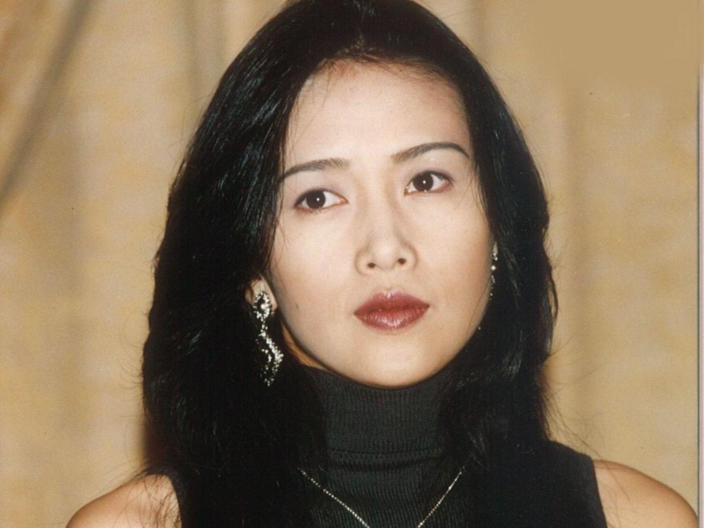 50岁工藤静香穿白t恤自拍,清新减龄;木村拓哉坦言在意
