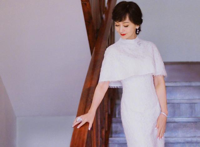66岁赵雅芝晒美照白娘子形象深入人心保养秘籍很多人学不来