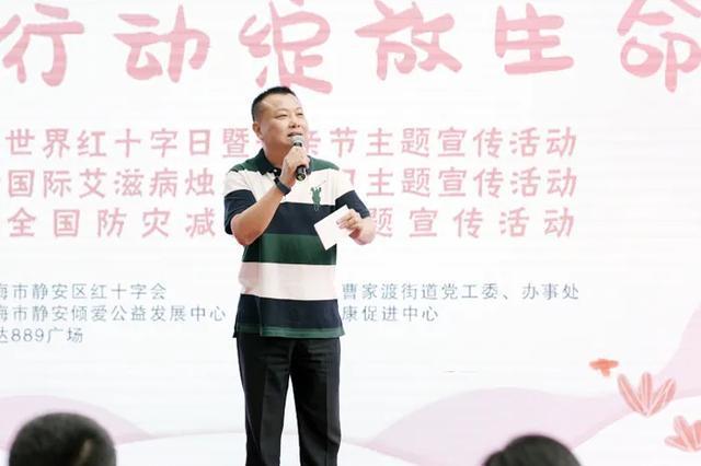 滑稽戏演员曹雄:演戏策划导演主持样样行还做得一手好饭_腾讯新闻