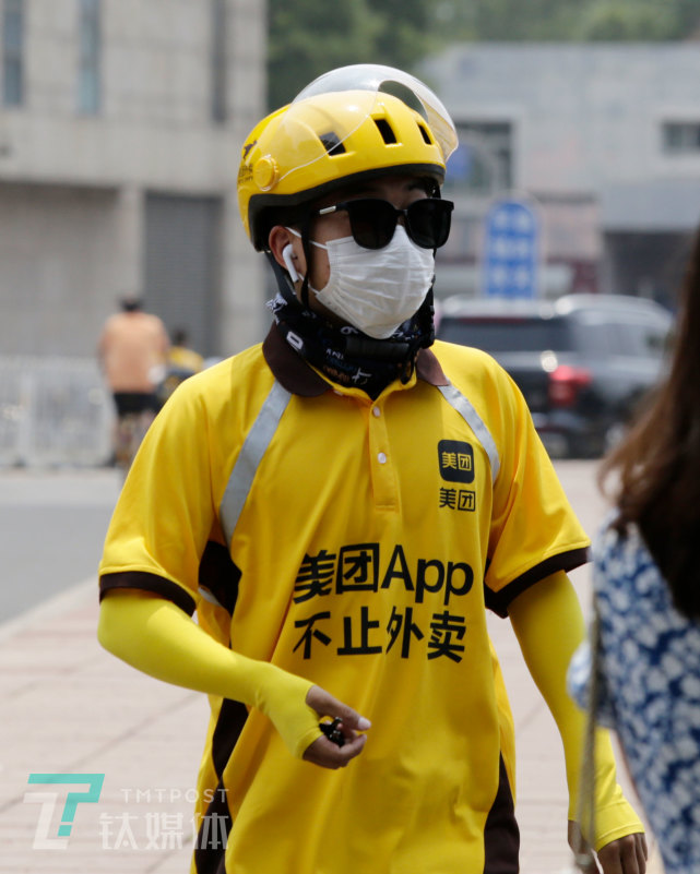 【钛媒体图集】北京:外卖骑手排长队等待核酸检测