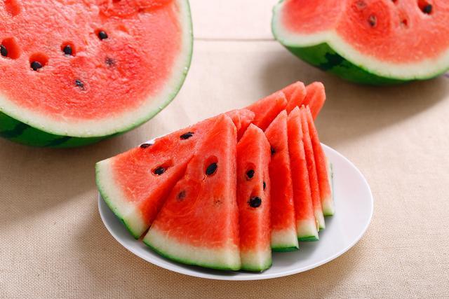 夏天也有很多水果都是凉性的,不能多吃,最常见的就是西瓜,香蕉和柚子.