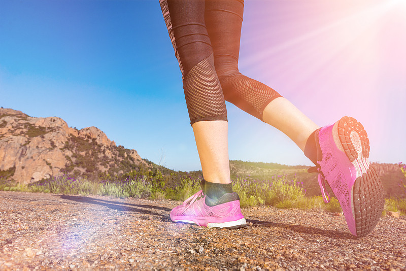 对于减肥人士来说,慢跑和快走两种方式,哪一个更好?