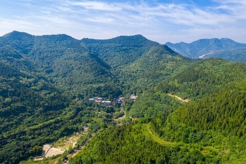 站在山顶举目四望,蓝天白云下群山连绵起伏.