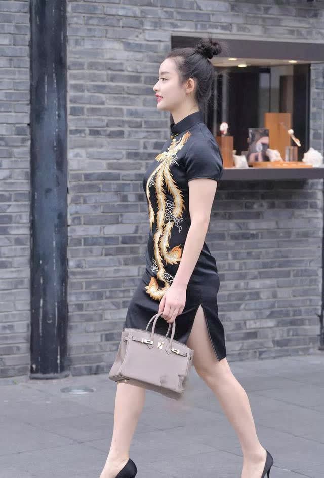 20岁少女不适合穿旗袍?小姐姐穿黑色刺绣旗袍端庄秀气