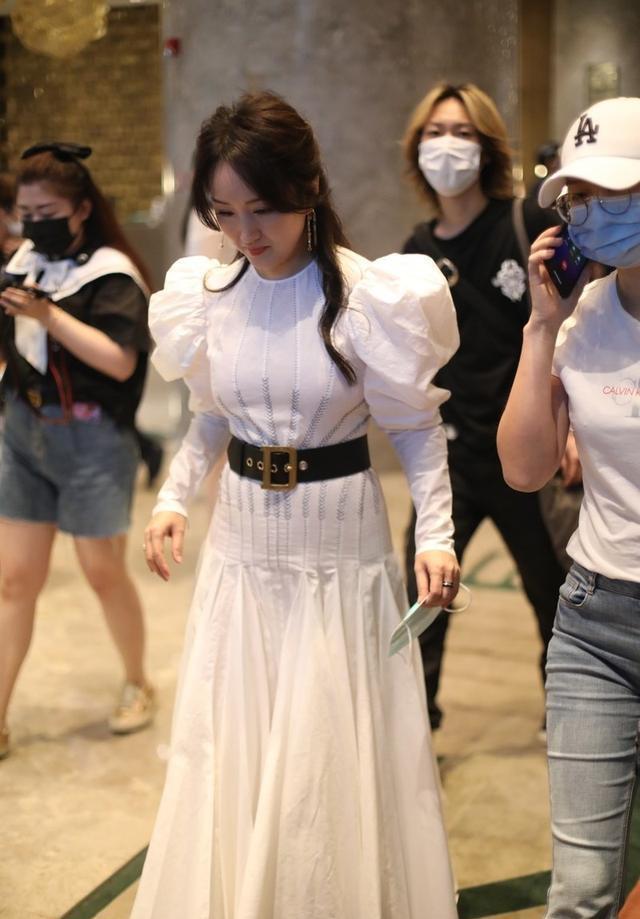 杨钰莹生图状态也挺好,穿泡泡袖长裙甜美减龄,气质还
