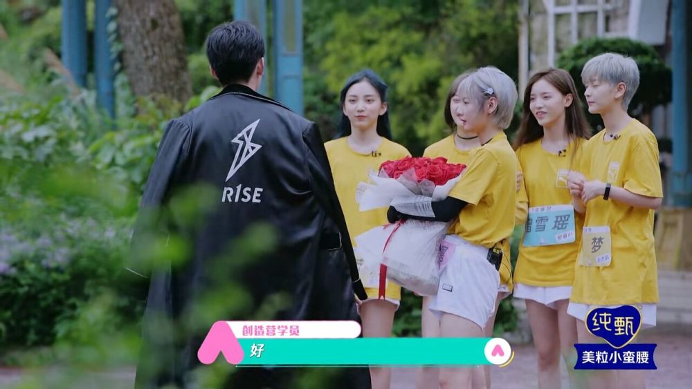创3迎来6大学长助阵,任豪盯着赵粤上演摸脸杀,这一幕亲妈粉全都酸了!
