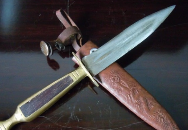 在古时候古人用刀作为劳动工具,还随身携带作为防身自卫的武器