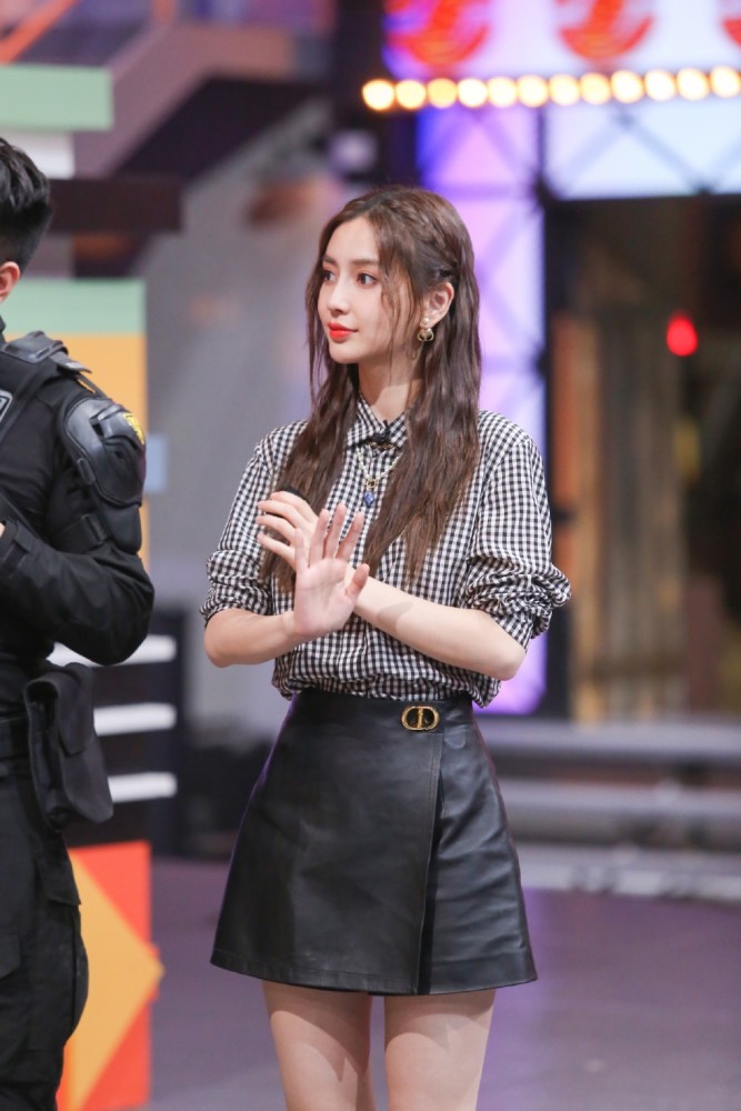 杨颖还有多少惊喜?穿粉色t恤扎粉色领巾,甜美堪比日系