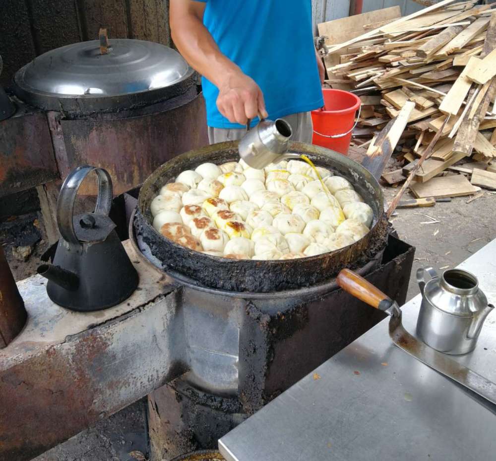 东营游玩路过利津这里的名吃水煎包咋样看看制作过程吧