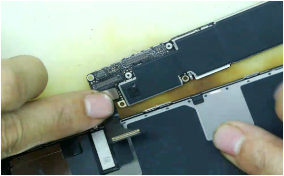 iphone8p进水白苹果维修案例