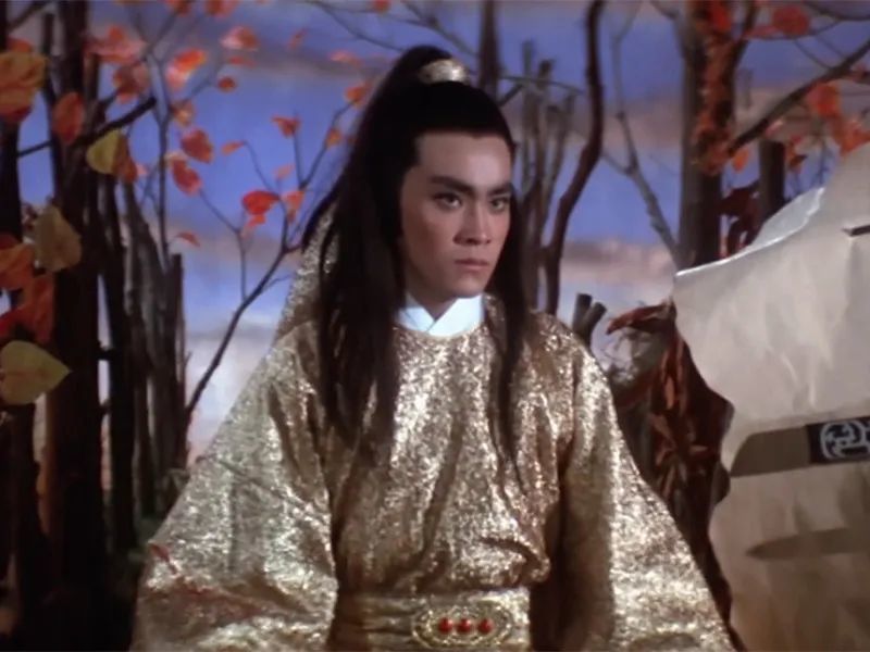 都是大咖,一碗水要端平,所以《白玉老虎》里面狄龙的假发也升级了