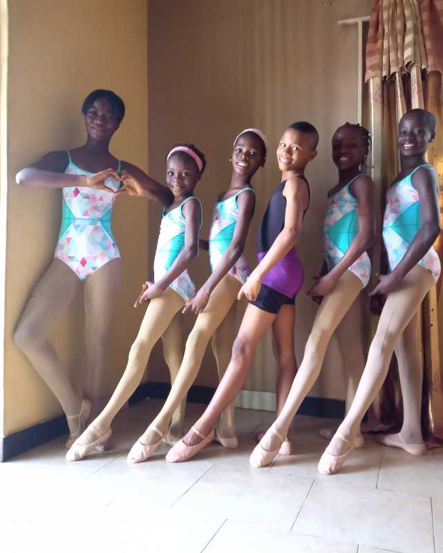 尼日利亚黑人男孩冒雨跳芭蕾火了!网友都醉了:看着想