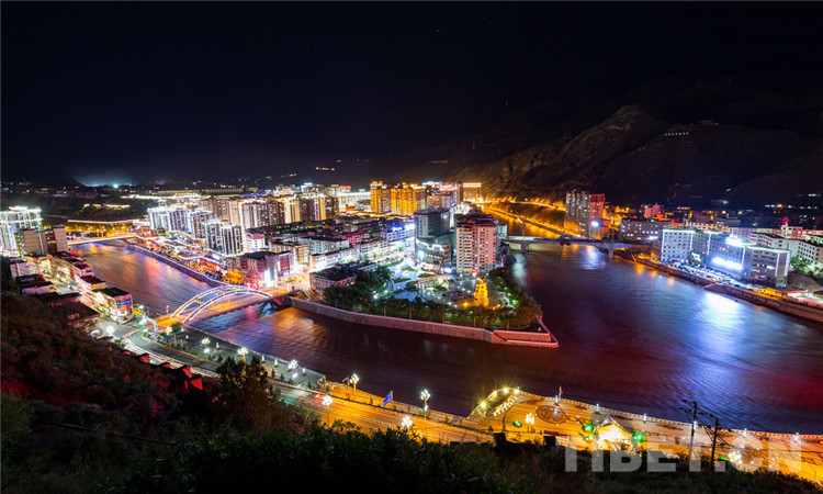 图为昌都市夜景 摄影:赵耀