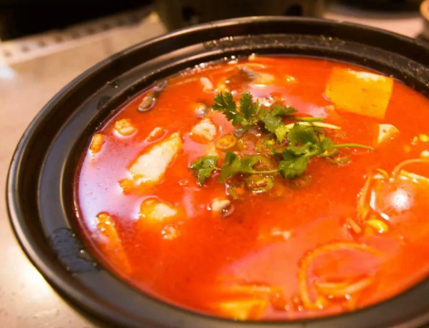 火锅里边有各种酸味的食品,酸萝卜,酸辣椒,酸青菜,酸豆角,不知道贵州